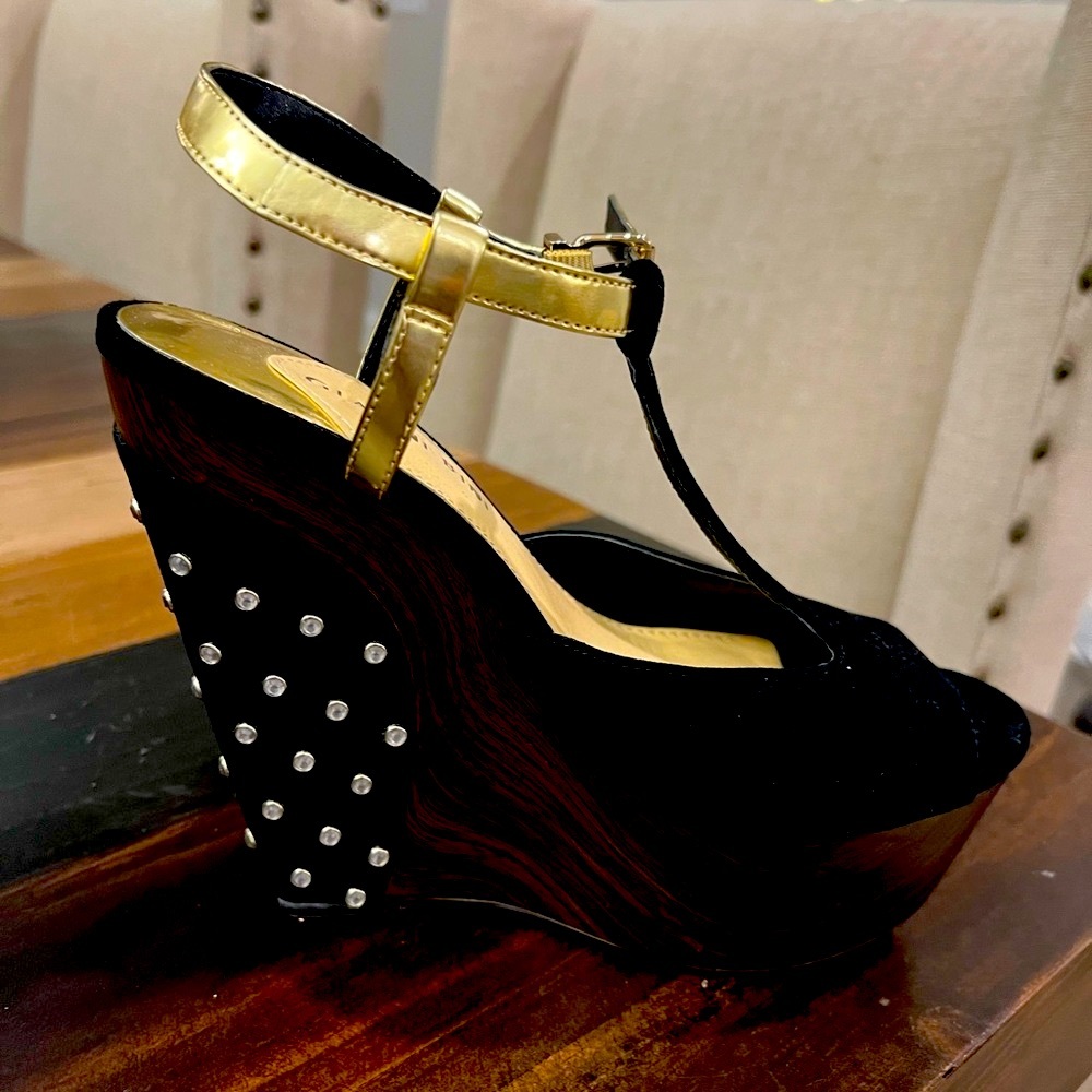 Gorgeous wedge sandals by Gianni Bini US Size 7.